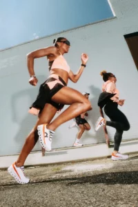 ON-RUNNING-VOGUEBUS-22524-STORY